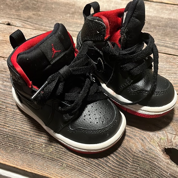 Super clean Black and Red Jordans 4c - Picture 1 of 5